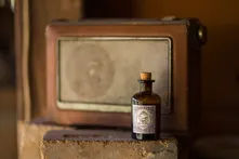Monkey 47 bottle in front of a vintage radio