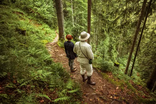 Two foragers walking along a Black Forest trail