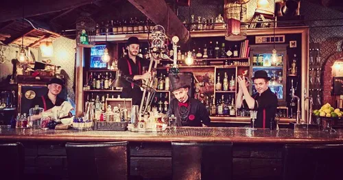 Bartenders behind the bar at L'Escamoteur