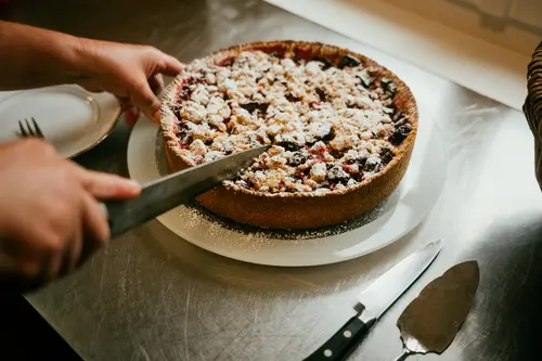 Cutting the Swabian plum cake