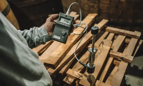 Measuring the moisture of oak staves