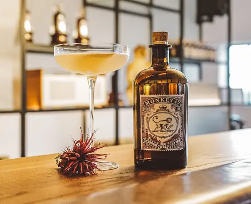 Scarlett's Bee's Knees signature serve with a Monkey 47 bottle